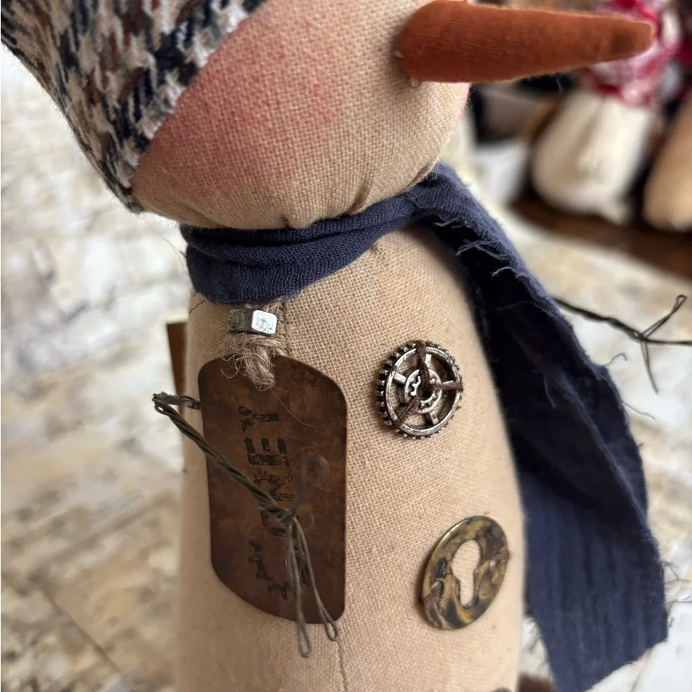 Charming “Corey the Snowman” figurine with Blue Scarf - Picture 9 of 9